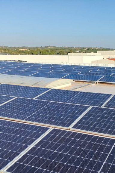 Paneles solares instalados en un techo, con cielo despejado al fondo.